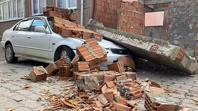 İnşaat halindeki dükkanın duvarı, park halindeki otomobilin üzerine devrildi
