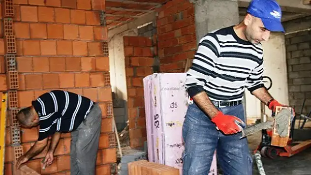 İnşaat işçileri 1 Mayıs'ı çalışarak geçiriyor