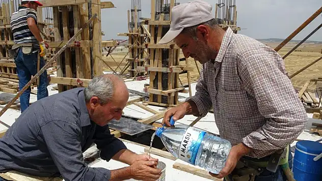 İnşaat işçilerinin sıcak havayla mücadelesi
