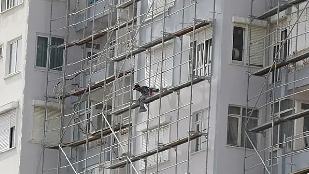İnşaat işçisinin tehlikeli çalışması yürekleri ağza getirdi