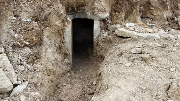 İnşaat kazısında bin yıllık mezar ve kemikler bulundu