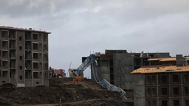 İnşaatta kule vinç devrildi: 20 yaşındaki operatör hayatını kaybetti

