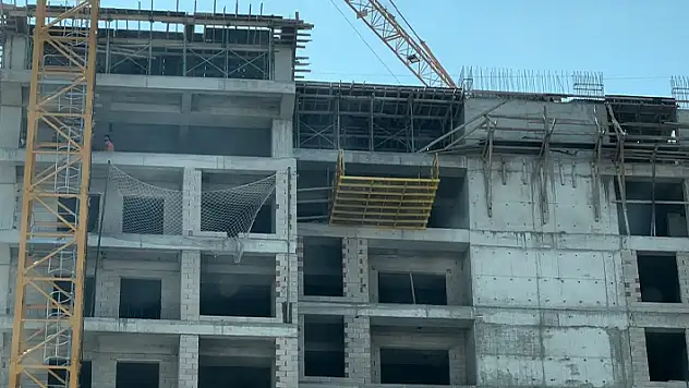 İnşaattan düşen işçi hayatını kaybetti
