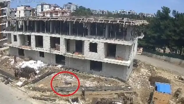 İnşaattan düşen ustanın bacağına demir saplandı olay kamerada