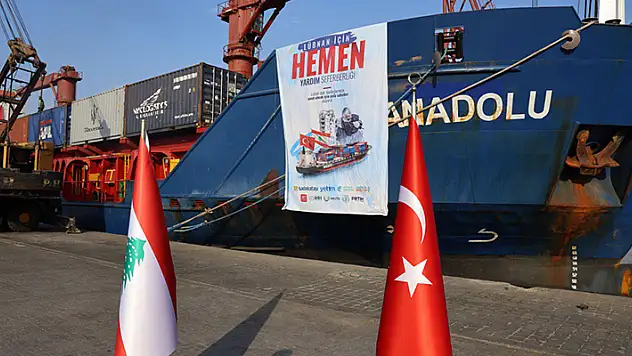 İnsani yardım gemisi Lübnan'a ulaştı
