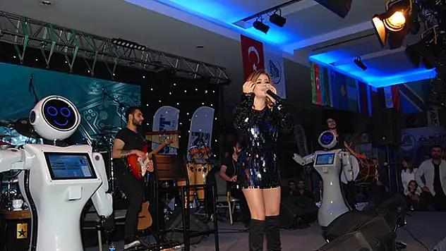 İnsansı robotlar danslarıyla ünlü şarkıcı Merve Özbey'e eşlik etti