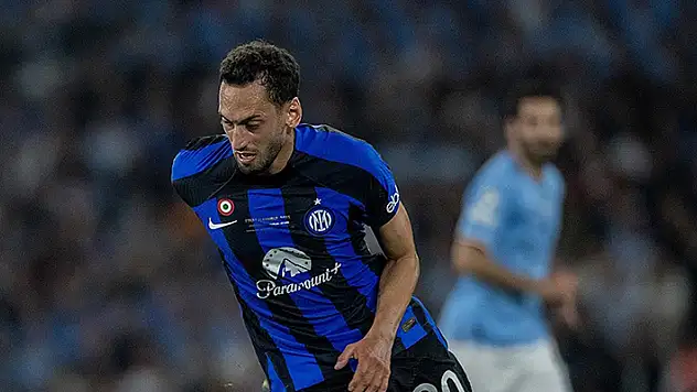 Inter, Hakan Çalhanoğlu'nun sözleşmesini 2027'ye kadar uzattı
