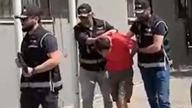 Interpol tarafından mavi bültenle aranan Rus dolandırıcılık şüphelisi İzmir'de yakalandı
