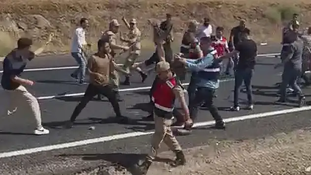 İntihar edeceğini söyleyerek yolu trafiğe kapattı, linç edilmekten jandarma kurtardı
