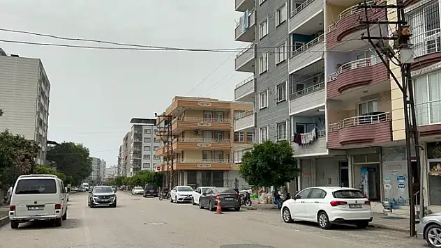 İntihar etmek için 4'üncü kattan atlayan şahıs, yoldan geçen vatandaşın üzerine düştü
