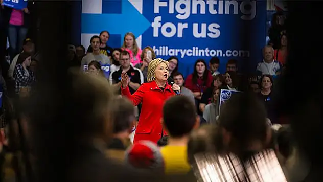 Iowa'da Demokratların ön seçimini Clinton kazandı