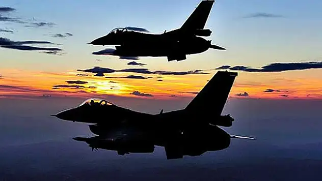 Irak'ın kuzeyindeki PKK kampları bombalandı
