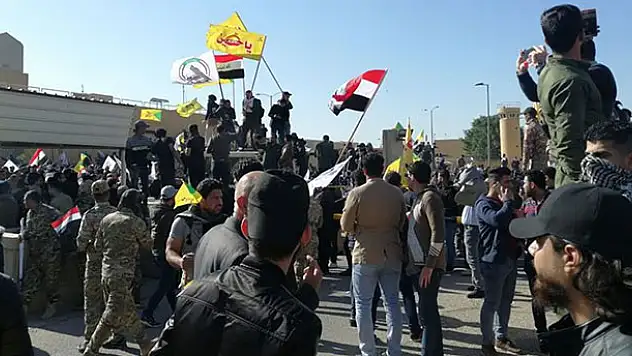 Iraklı protestocular ABD'nin Bağdat Büyükelçiliği binasını basarak içeri girdi