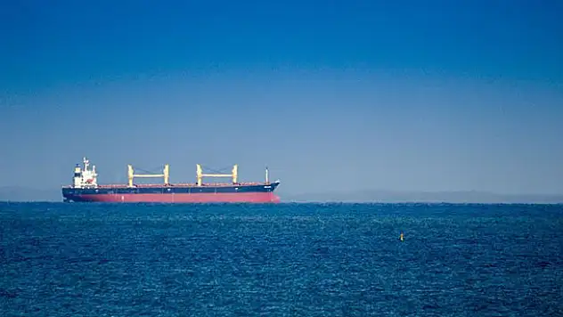 İran'a ait tanker iki roketle vuruldu