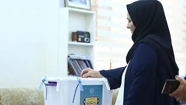 İran'da cumhurbaşkanı seçiminin ikinci turu yarın yapılacak
