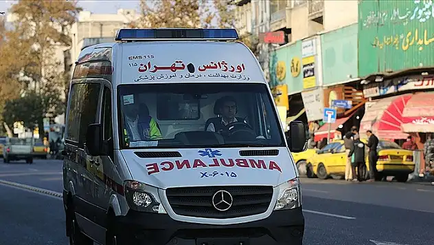İran'da kum fırtınası nedeniyle 2 bin 107 kişi hastanelere başvurdu
