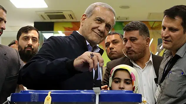 İran'daki cumhurbaşkanlığı seçiminde Türk kökenli aday Pezeşkiyan yüzde 43,5 ile önde sürdürüyor
