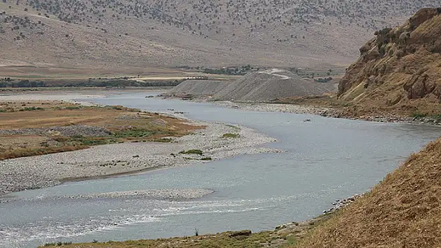 İran kuraklığın pençesindeki Irak'a akan nehrin suyunu kesti
