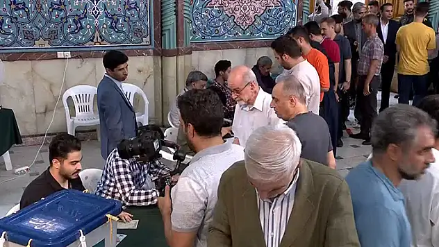 İran'da, 14. dönem cumhurbaşkanlığı seçimleri devam ediyor
