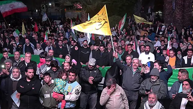 İran'ın İsrail'e saldırısı Tahran'da coşkuyla kutlandı
