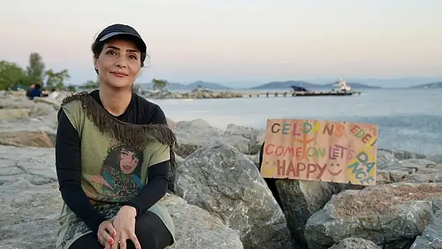 İranlı sanatçı Mitra Ahour, İstanbul sokaklarında insanları dansa davet ediyor