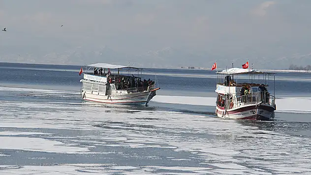 İranlı turistler Beyşehir Gölü'nde tekne turu yaptı
