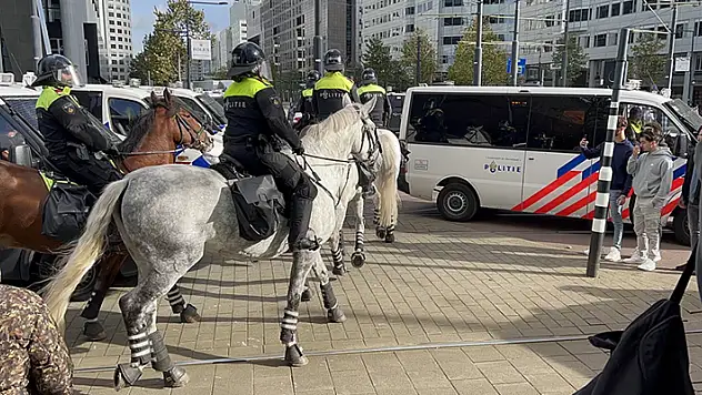 Irkçı PEGIDA hareketi lideri Wagensveld Amsterdam'da Kur'an-ı Kerim yırttı
