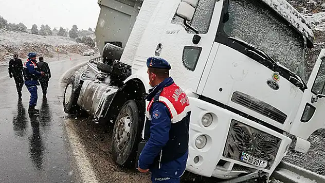 İş makinası Kızıldüz mevkisinde yoldan çıktı