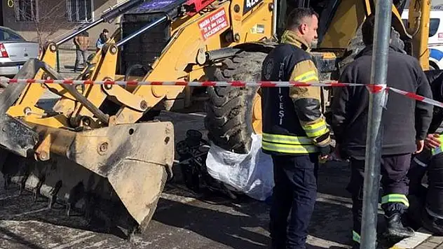 İş makinesi, anne ve 2 çocuğuna çarptı! Pusette ölüm!
