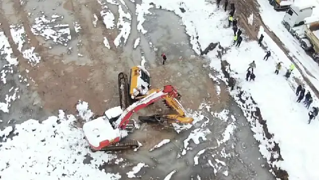 İş makinesi içi su ve buz dolu çukura böyle düştü! Operatörü hayatını kaybetti
