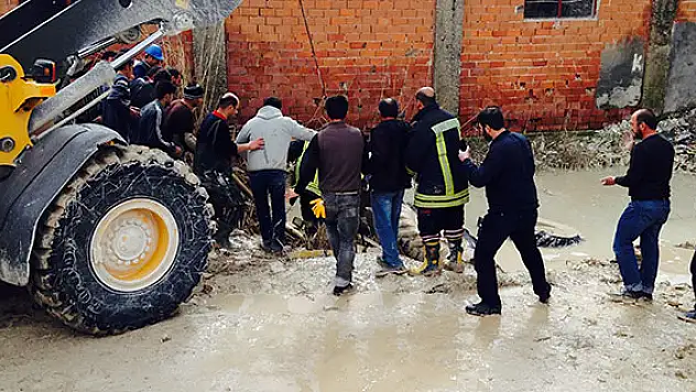 İş makinesi su kanalına düştü: 1 ölü