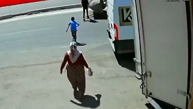 İş makinesinin kardeşlere çarptığı kaza anı güvenlik kamerasında