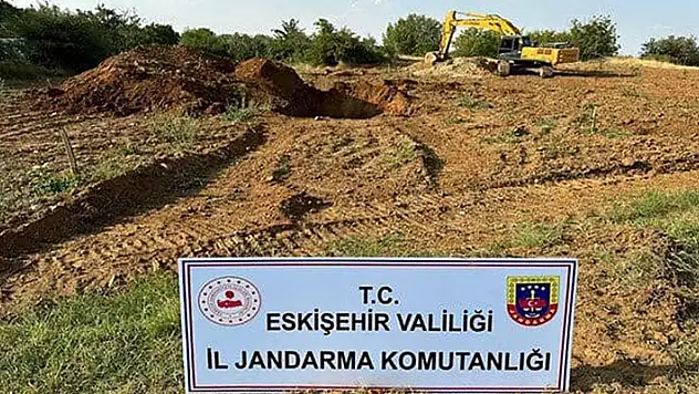 İş makinesiyle kaçak kazı yapan 10 kişi gözaltına alındı
