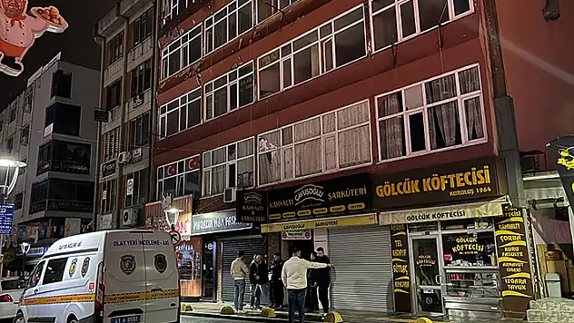 İş merkezindeki metruk daire alevlere teslim oldu, 2 kişi can havliyle dışarıya çıktı
