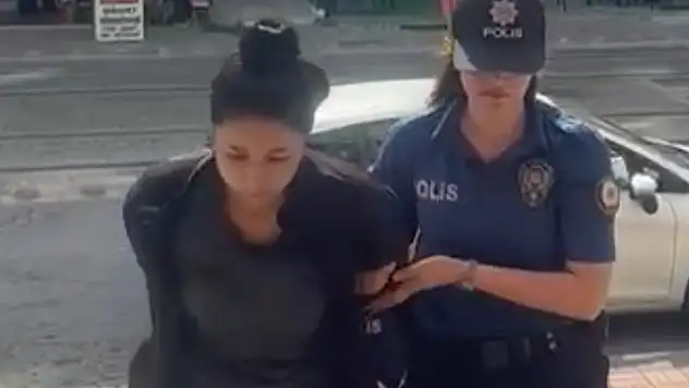 İş yeri sahibini oyalayarak döviz ve Türk Lirası çalan 2 kadın yakalandı
