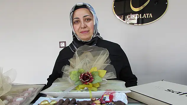 İş yerinde 'tatlı' mesleğini yapıyor
