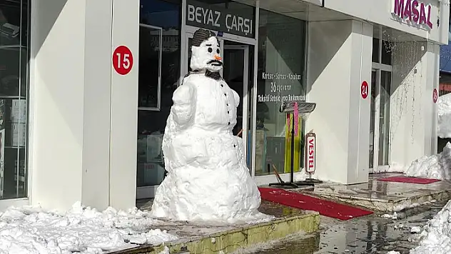 İş yerinin önünde dev kardan adam yaptı
