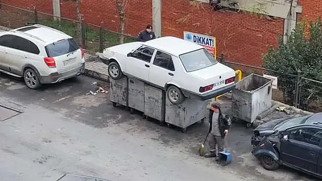 İş yerinin önünü kapatan otomobili çöpe attılar

