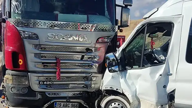 İşçi servis minibüsü, otomobil ve tıra çarptı 14 yaralı
