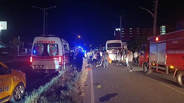 İşçi servis minibüsü, park halindeki tıra çarptı: 5'i ağır, 20 yaralı