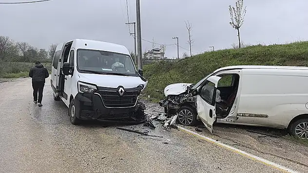 İşçi servisi ile hafif ticari araç kafa kafaya çarpıştı: 13 yaralı