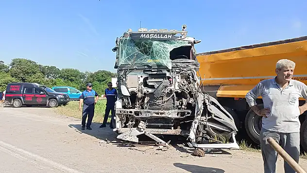 İşçi servisi ile kamyon çarpıştı 1'i ağır 20 yaralı
