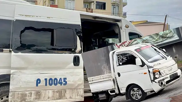 İşçi servisi ile kamyonet çarpıştı: 3 yaralı
