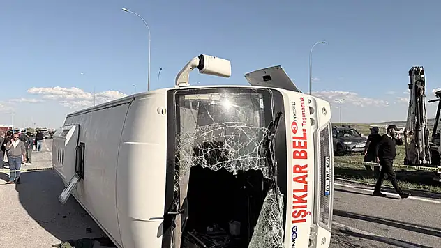 İşçi servisi ile otomobil çarpıştı: 12 yaralı