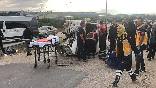 İşçi servisinde can pazarı! 13 işçi yaralandı
