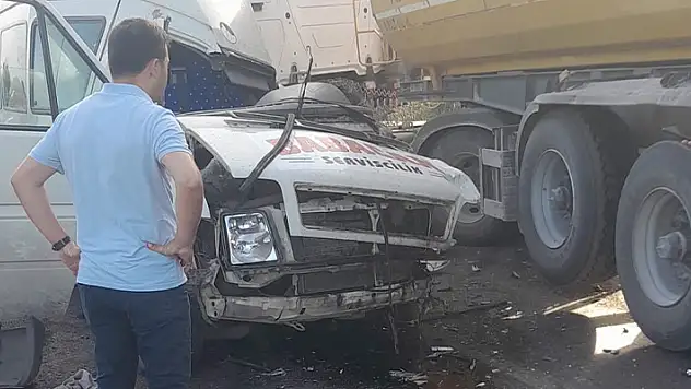 İşçi servisiyle kamyon çarpıştı: 3 ölü, 7 yaralı
