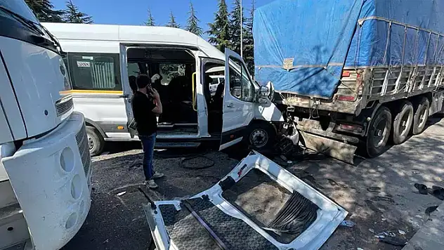 İşçi servisleri çarpıştı! 1'i ağır 21 kişi yaralandı
