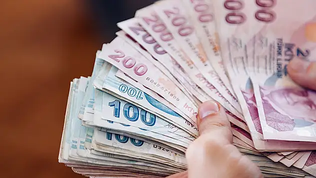 İşçi ve işveren ne istiyor? Milyonların gözü asgari ücret zam oranına çevrildi!
