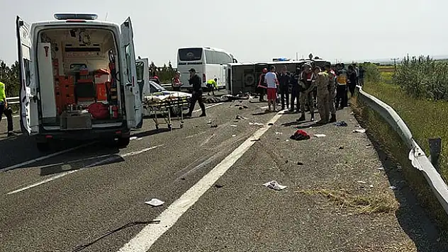 İşçileri taşıyan midibüs devrildi: 5 ölü, 12 yaralı