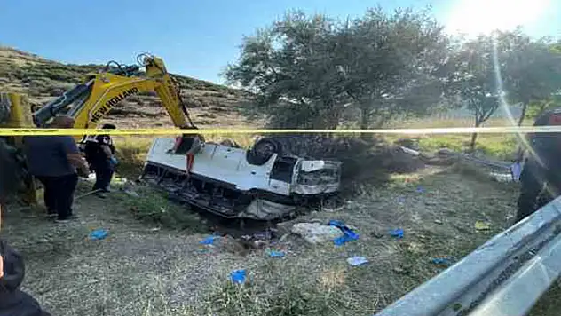 İşçileri taşıyan midibüs ile hafif ticari araç çarpıştı: 1 ölü, 35 yaralı
